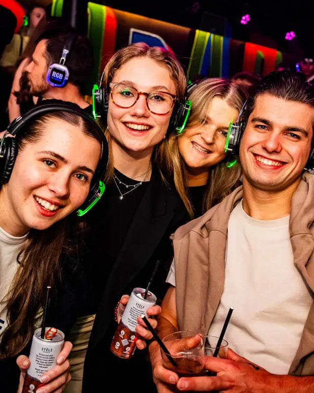 Vrienden met groene koptelefoons maken een selfie