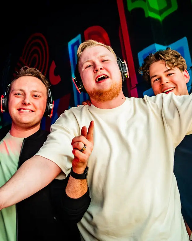 Jongens met koptelefoons dansen uitgelaten