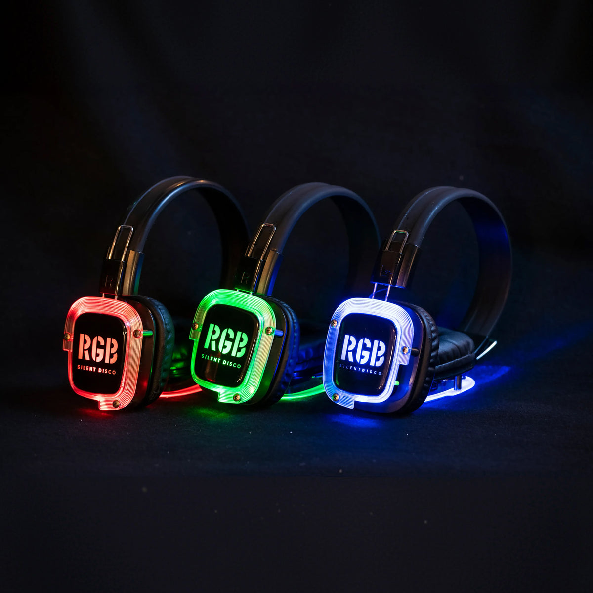 Drie RGB-koptelefoons die rood, groen en blauw oplichten