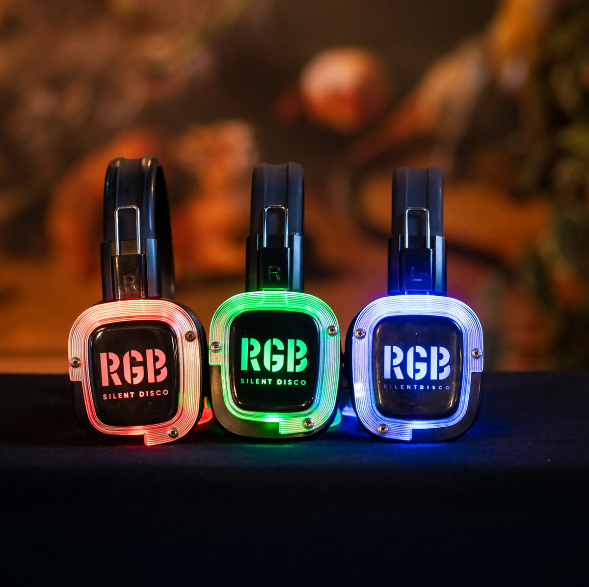 Drie RGB-koptelefoons die rood, groen en blauw oplichten