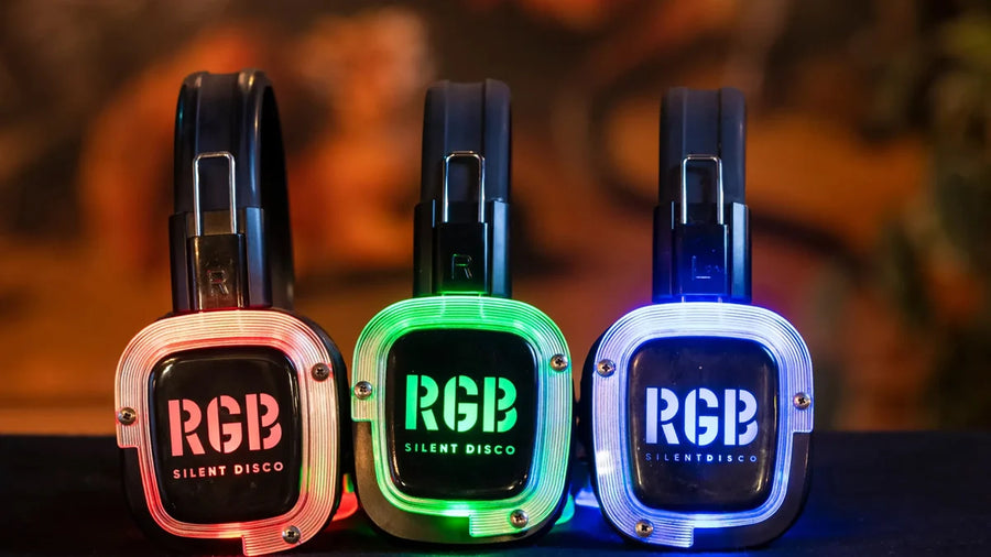 Drie RGB-koptelefoons die rood, groen en blauw oplichten