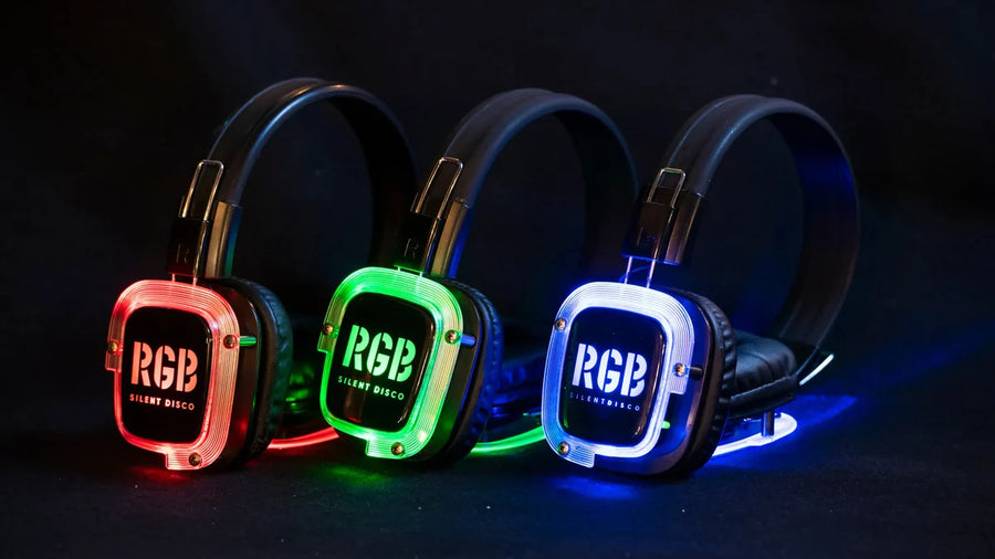 Drie RGB-koptelefoons in rood, groen en blauw op een donkere achtergrond